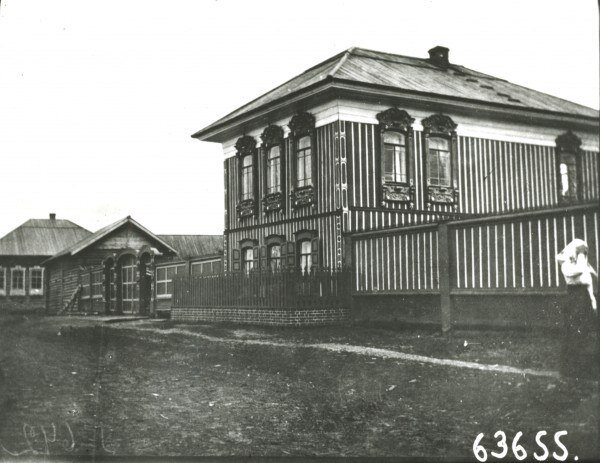 Дом Григория Ефимовича Распутина в Покровском. Вдали - дом волостного правления. Фото: vk.com/grigori_yefimovich_rasputin