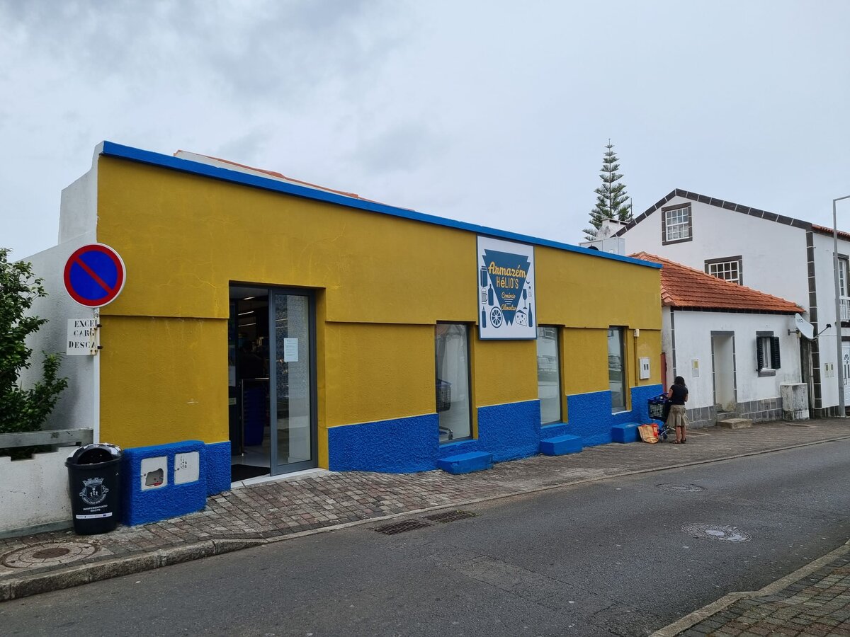 Продуктовый магазин. Санта-Круш, остров Флориш, Азоры, Португалия