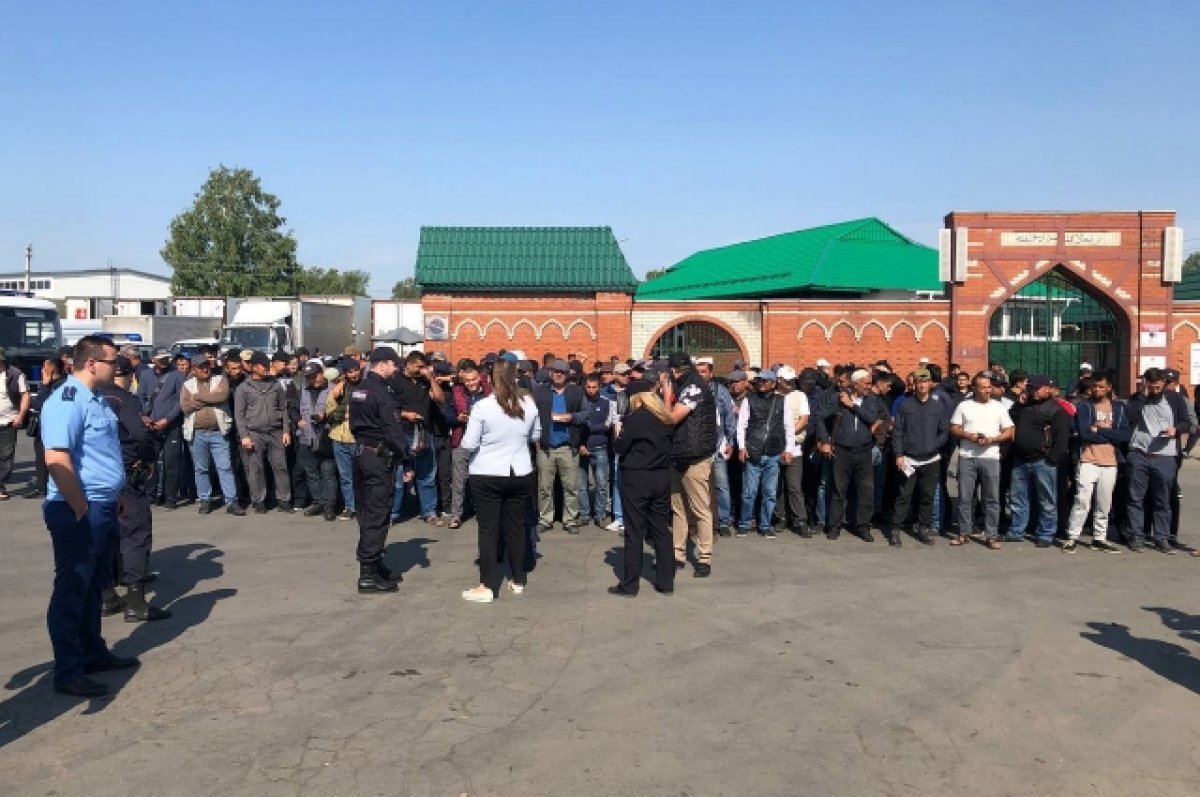    После рейда на Хилокском рынке в полицию доставили 35 мигрантов