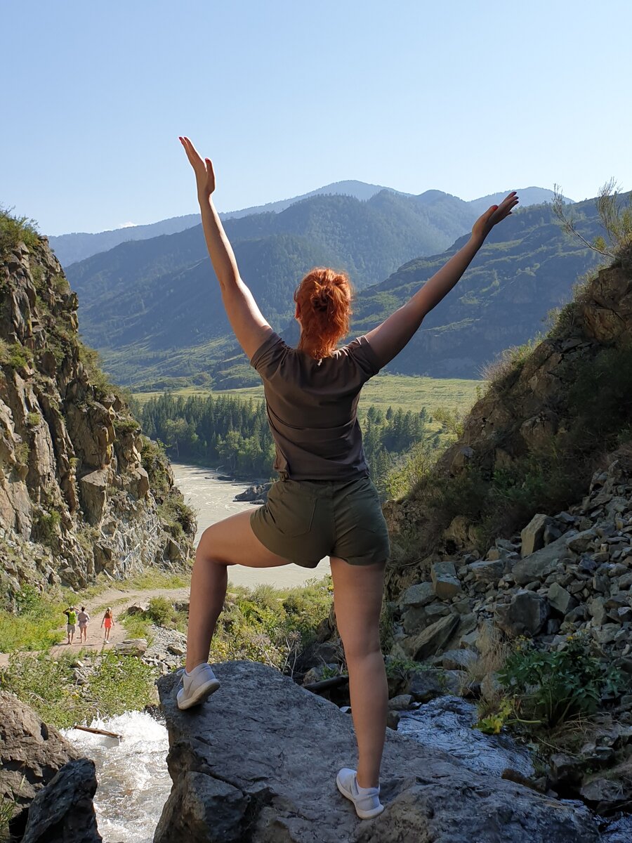 Счастье для меня - быть свободной личностью, не зависящей от чужого мнения и одобрения, выстраивая свой жизненный путь согласно своим ценностям. 