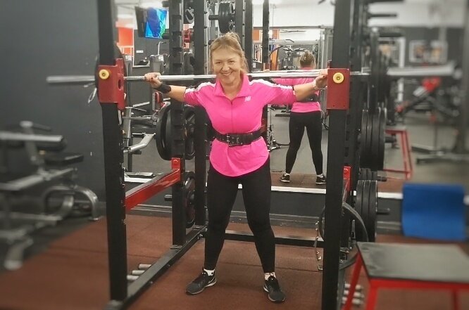 На грифе 57,5 кг. 1 подход - 1 раз. Тренировка 28 мая 2023 года. Можно сказать личный рекорд