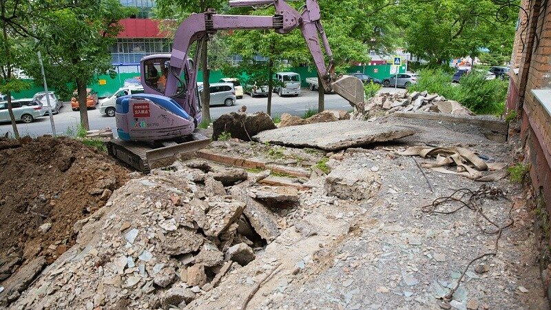     Во Владивостоке ремонтируют прилегающую к зданию Первореченского ЗАГСа территорию, а также уличную лестницу.