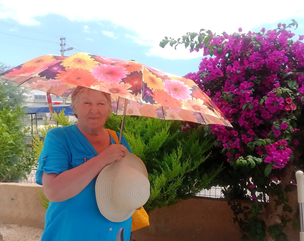 Наша Нина Петровна под зонтом. Солнышко турецкое для нее слишком жесткое.