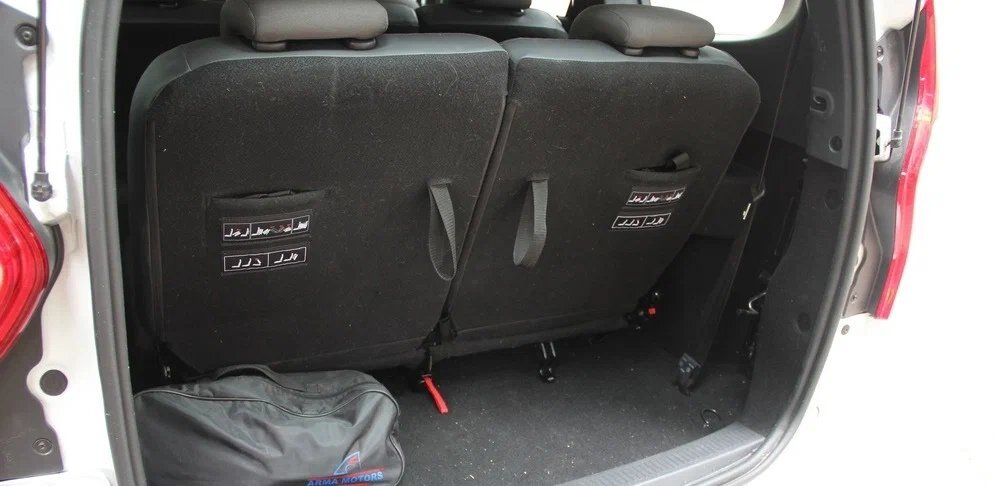     Вместимость багажника при поднятых сиденьях 3-го ряда очень невелика