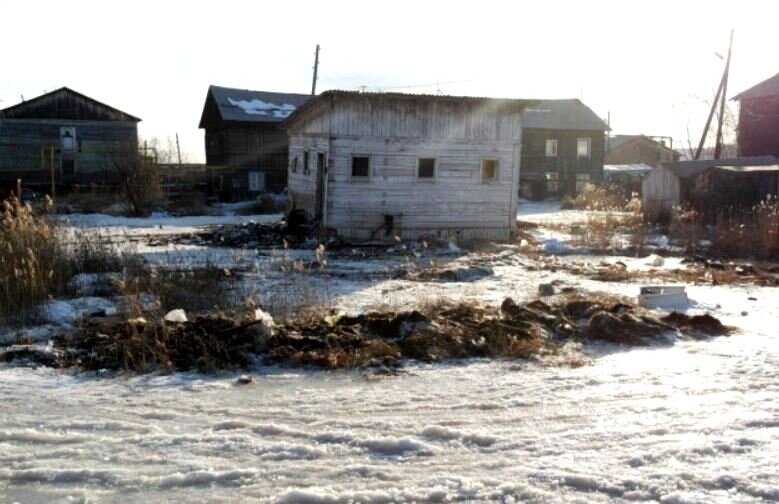 «Домик» на переднем плане, это и есть те самые «удобства на морозе» (иллюстрация – фото Нанук Паналык)