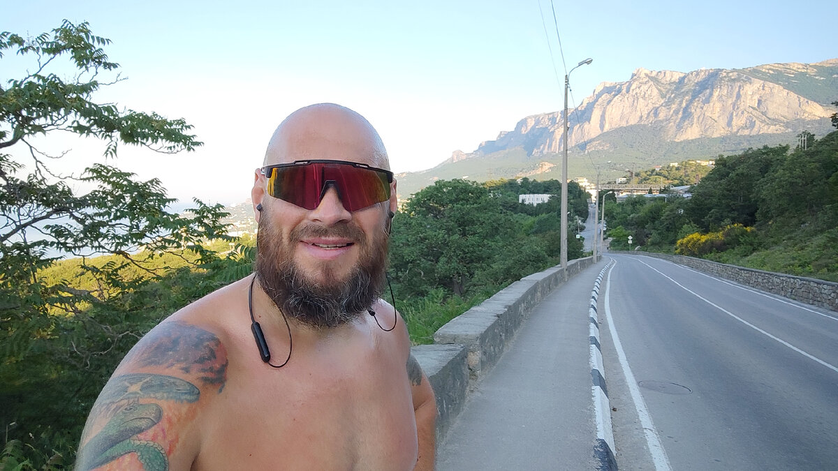 Севастопольское шоссе. Вид на гору Ай-Петри.