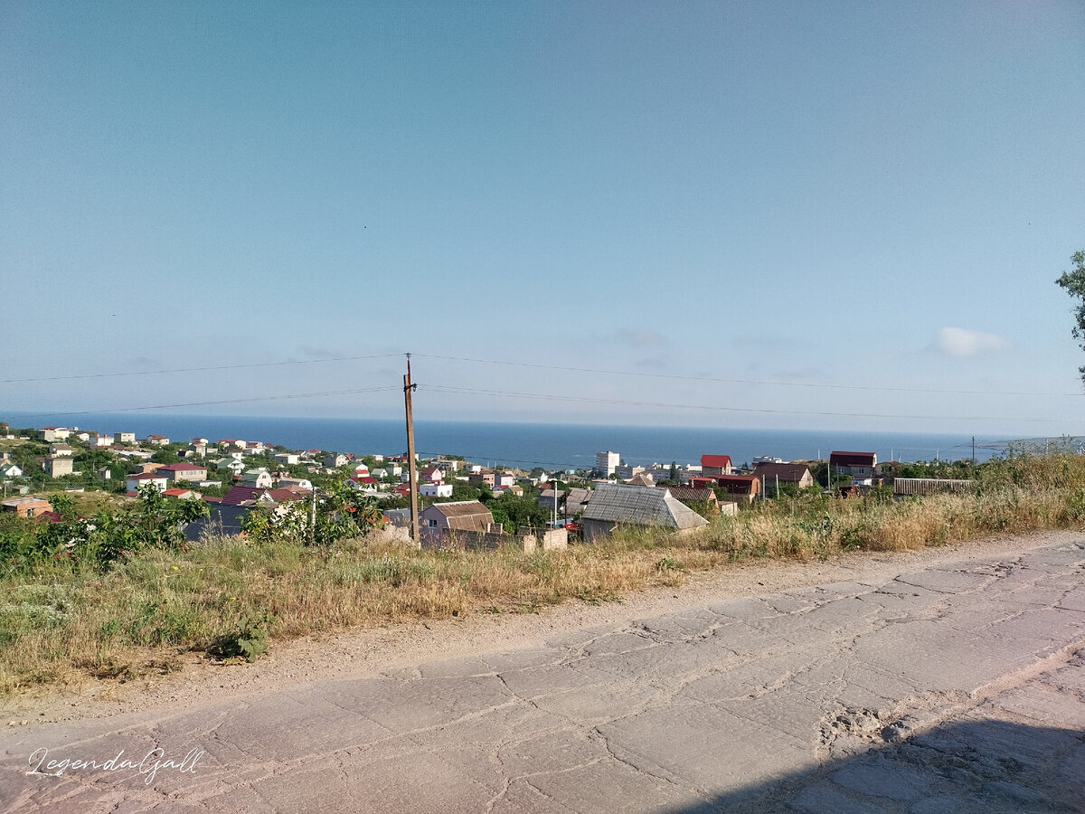 Вид с дороги на садоводство и море