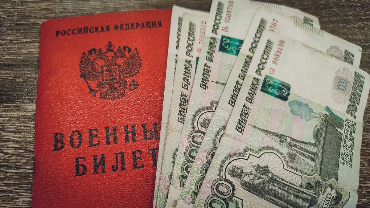     В Ростовской области контрактники и добровольцы получат единовременную денежную выплату 100 тысяч рублей, об этом сообщил губернатор Василий Голубев в своем Telegram-канале.