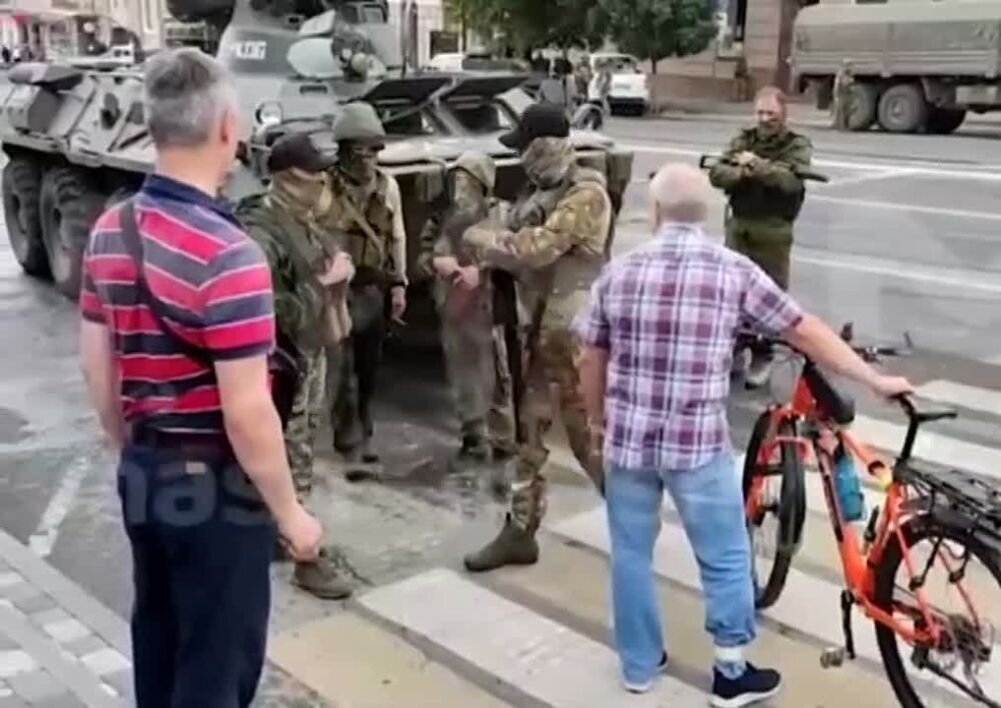 Бойцы "Вагнера" на улице Ростова-на-Дону.