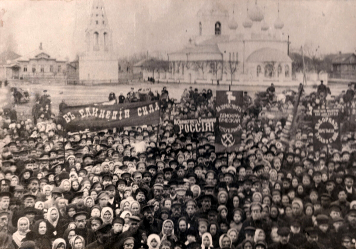 Митинг у здания Бежецкой земской управы. На заднем плане видна Введенская церковь и колокольня. Фото 1917 года из коллекции Бежецкой библиотеки им. В.Я. Шишкова. 