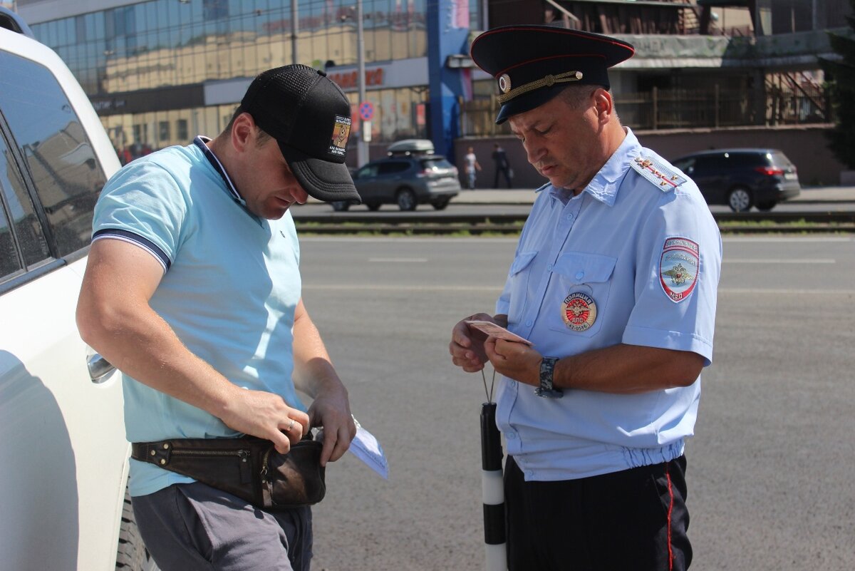 Оштрафованный человек. Поправки в ПДД тонировка. Штраф человечек фото.