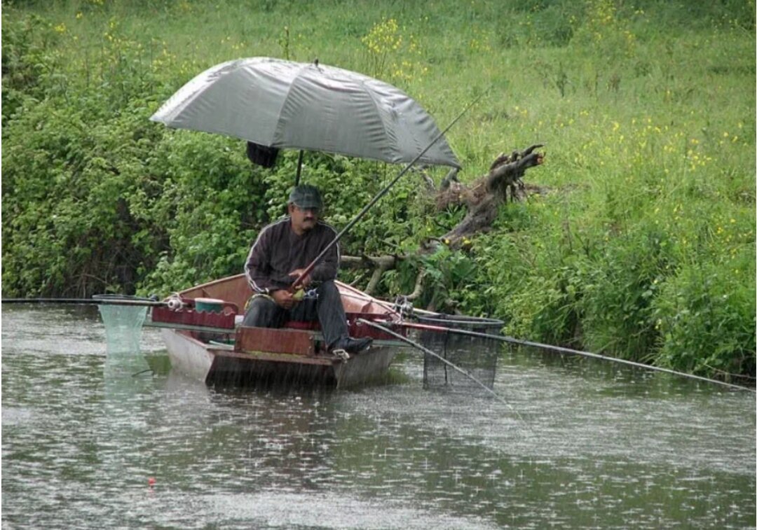 Фотосессия рыбалка. Рыбак на речке. Девушка ловит рыбу. Ловит под. Рыбалка в ливень.