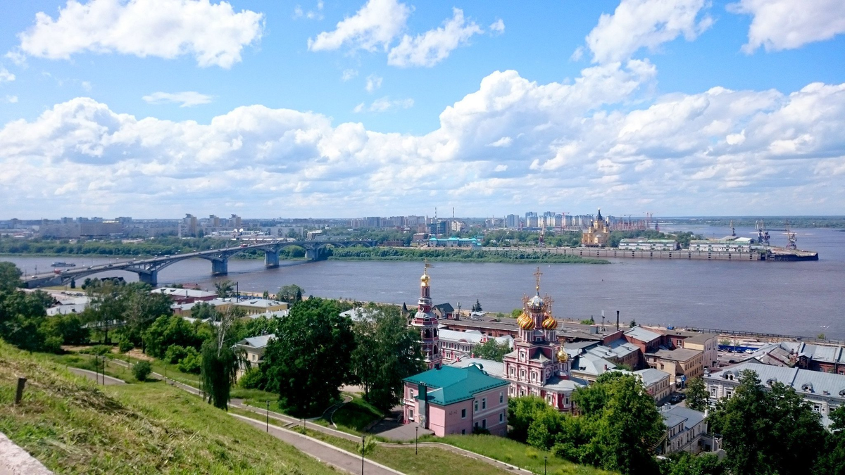 Сен нижний новгород. Набережная Федоровского Нижнего Новгорода летом. Нижний Новгород старый город с набережной Федоровского. Вид с набережной Федоровского Нижний Новгород. Смотровая площадка Нижний Новгород стрелка.