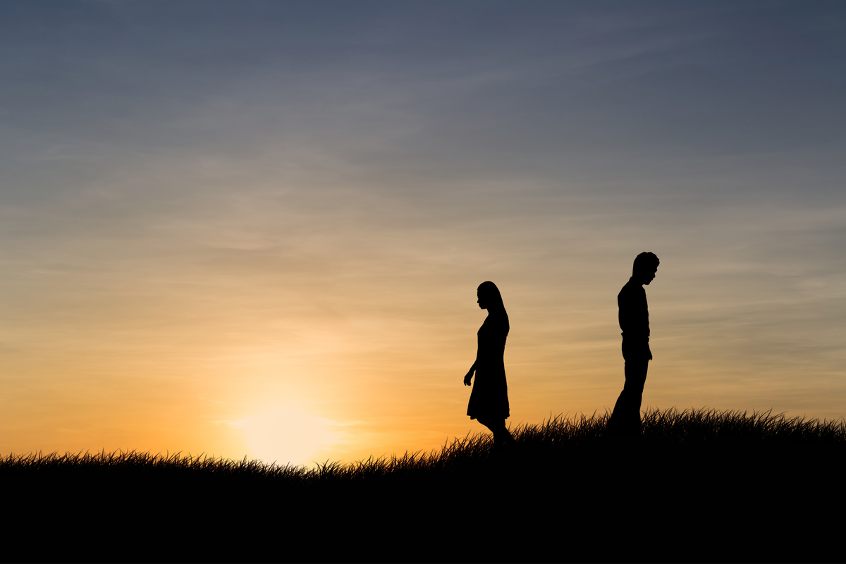 Фото из: https://image.shutterstock.com/image-illustration/silhouettes-couple-man-woman-broken-260nw-759085606.jpg