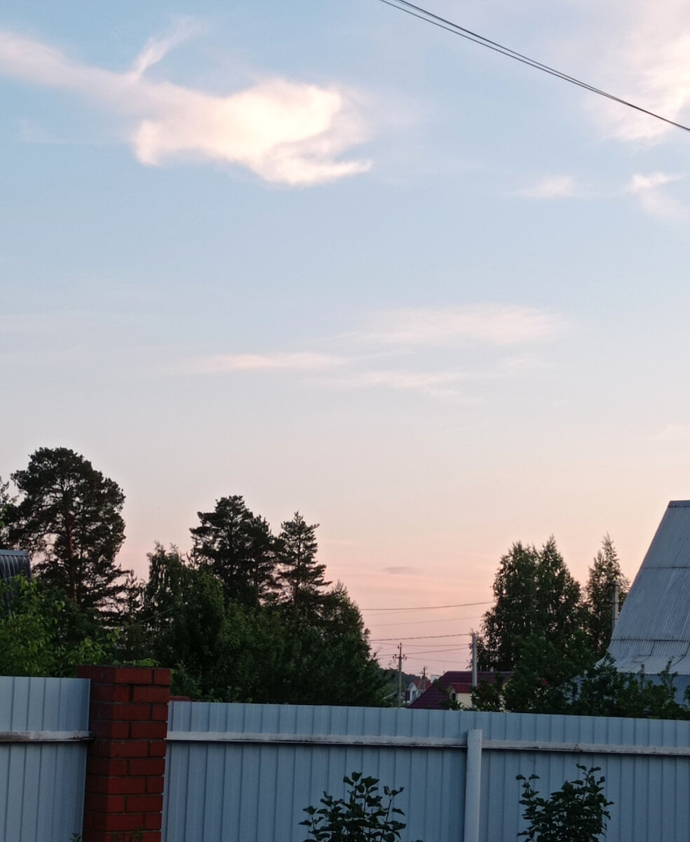 Небо чистое,закат и облака розовые.