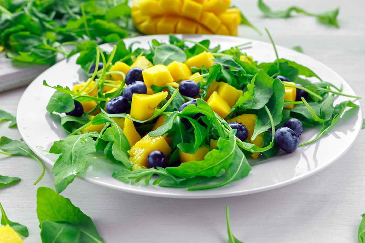 Фруктово-ягодный салат с ликёром