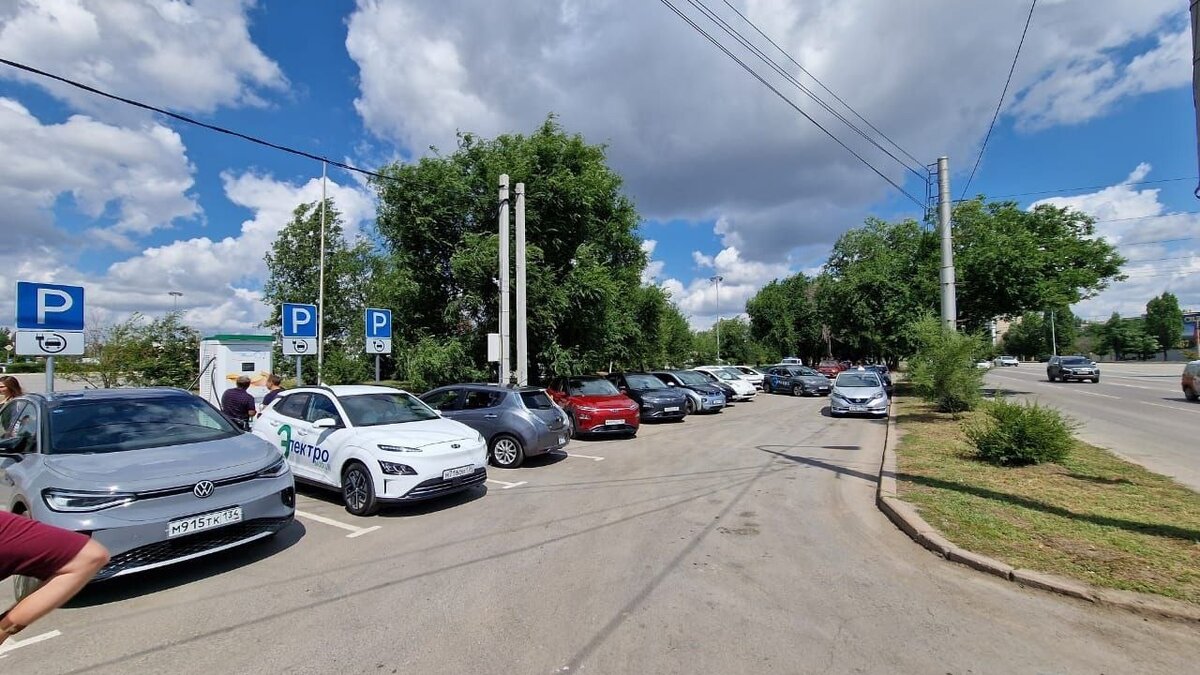     Сегодня в Волгограде прошел пробег электромобилей от Дзержинского до Кировского района, сообщил изданию «НовостиВолгограда.ру» гендиректор АО «Центр цифровой трансформации» Сергей Торбин.