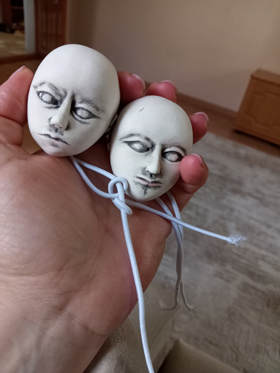 Вот две головы слеплено одновременно, но у каждой свое выражение