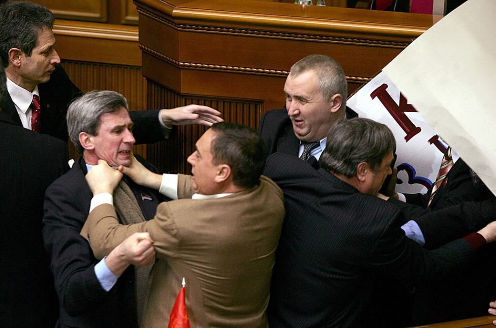 Автор: http://www.catsmob.com/post/2012/12/02182/parliamentary_fights_from_around_the_world_02182_008.jpg