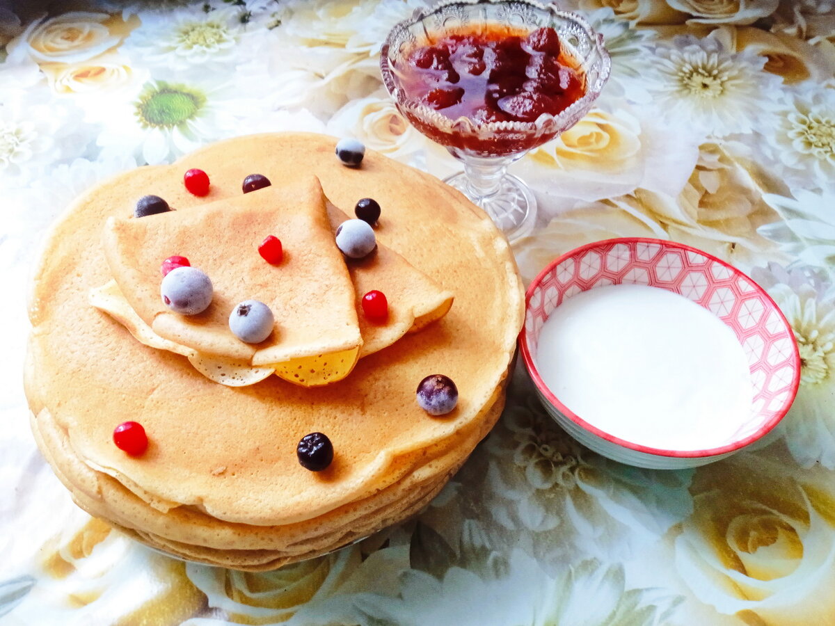 Вкусные и красивые блины с легким вкусом топленого молока - прекрасное блюдо к воскресному завтраку для всей семьи. Приготовить такие блины вам не составит особого труда - готовятся они быстро.