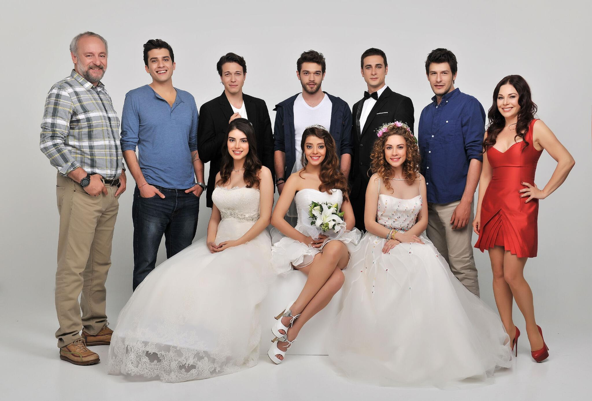 Фуркан Андыч, Селин Шекерджи, Дениз Байсал, Ачелья Топалоглу и Шенай Гюрлер в сериале "Сбежавшие невесты".