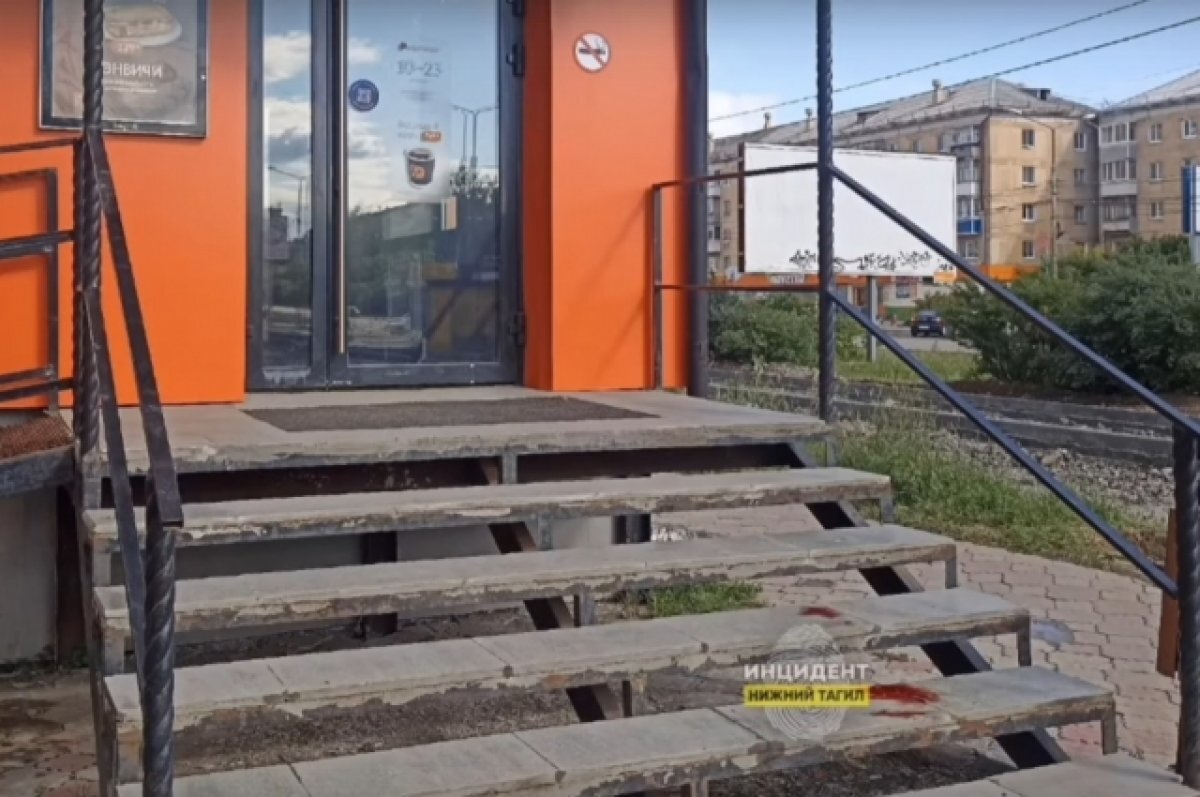    Женщина упала на лестнице у пиццерии и умерла в Нижнем Тагиле