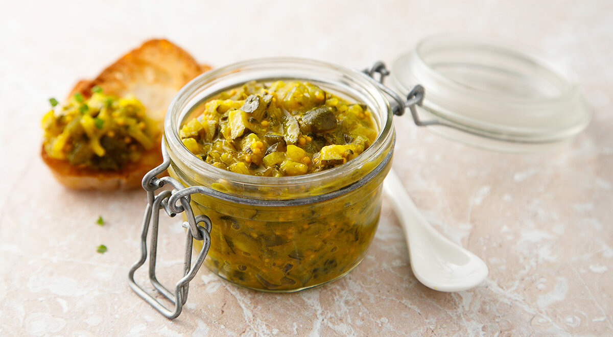 Если вы любите острые соусы, тогда такой релиш идеальная добавка к вашим блюдам. Остроту в этой заготовке на зиму можете регулировать по своему вкусу. В данном рецепте острота небольшая, если хотите сделать соус более огненным, то используйте либо сорта свежего перца с большим содержанием капсаицина, либо добавьте при приготовлении красный молотый острый перец по вкусу.Острый релиш из огурцов