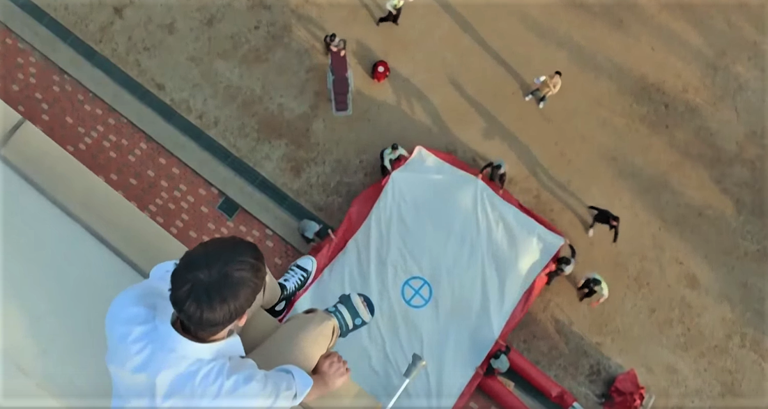 Колено повредил и дальше карьеру в сборной по бейсболу построить не получится. Что делать? Идти на крышу разумеется.