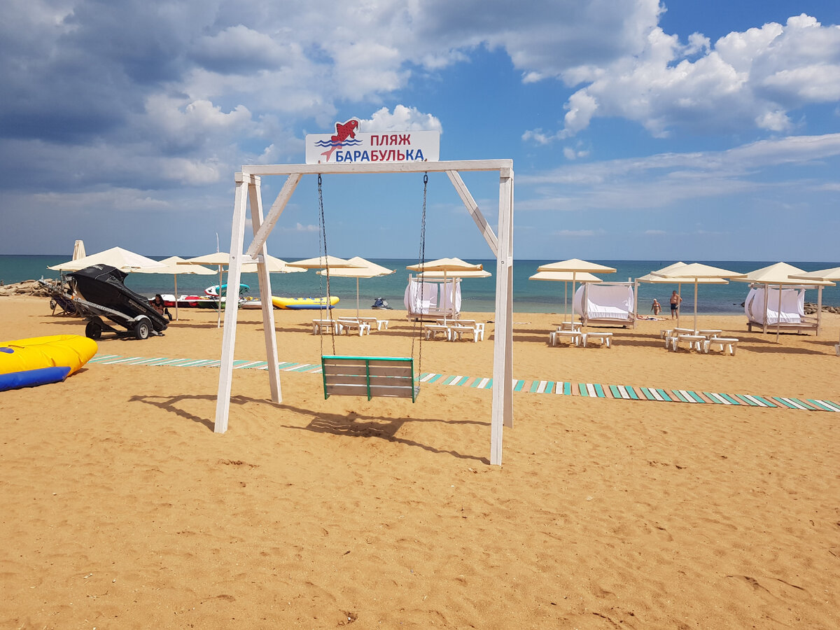 Пляжные качели стали популярной фотозоной в Крыму. Фото автора.  