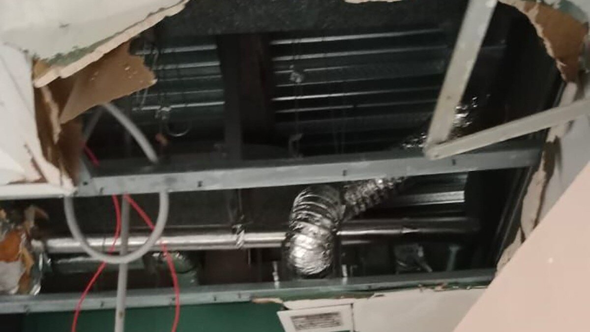     Единственное медицинское учреждение на райцентр — село Лаврентия — еле дышит. Местные шокированы положением дел: нецензурно ругают региональные власти. А пока ругают, врио губернатора ЧАО всерьёз взялся за строительство бань.