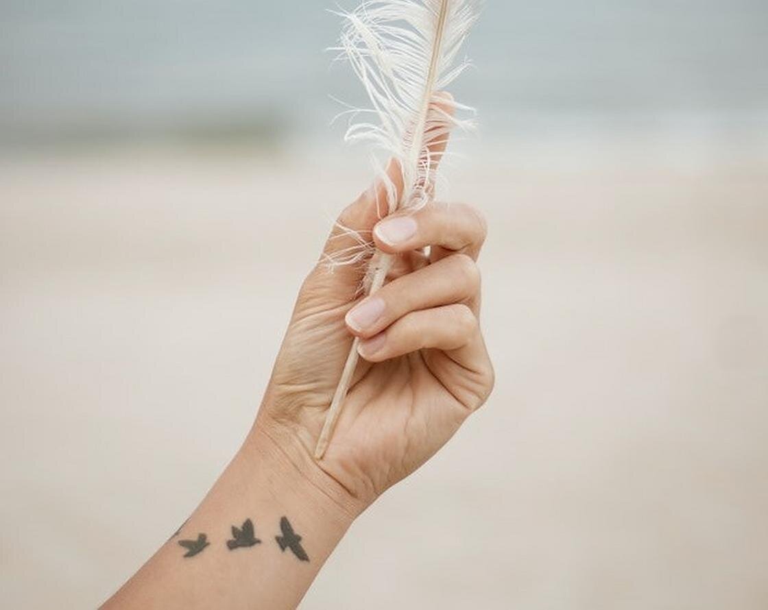    Изображение птиц, летящих вверх, вытатуированное на запястье:Pexels