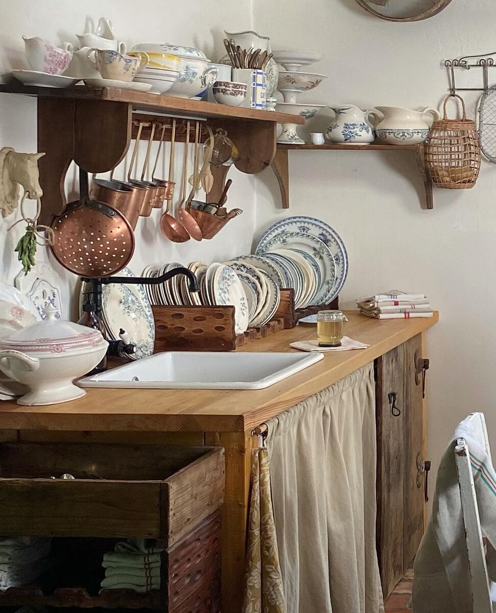 Фарфор, керамика и медь — главные материалы, из которых сделана посуда в этом доме