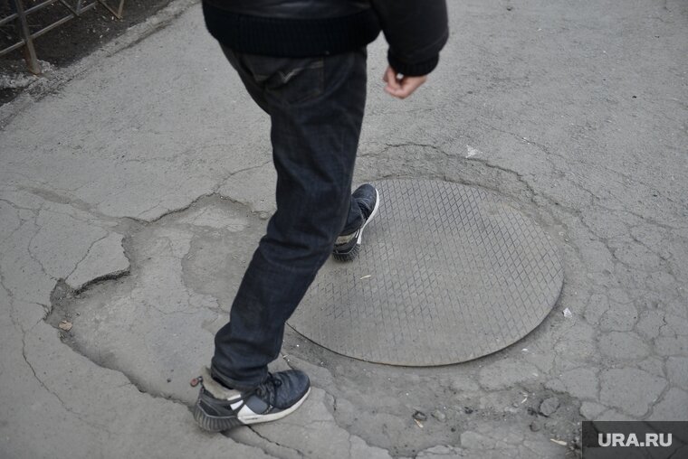   В Краснотурьинске мальчик провалился в открытый люк, когда гулял с друзьями