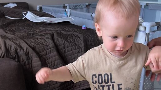 первые шаги. первые шаги ребенка. малыш учится ходить. ползание ребенка возраст. малыш учится ходить.