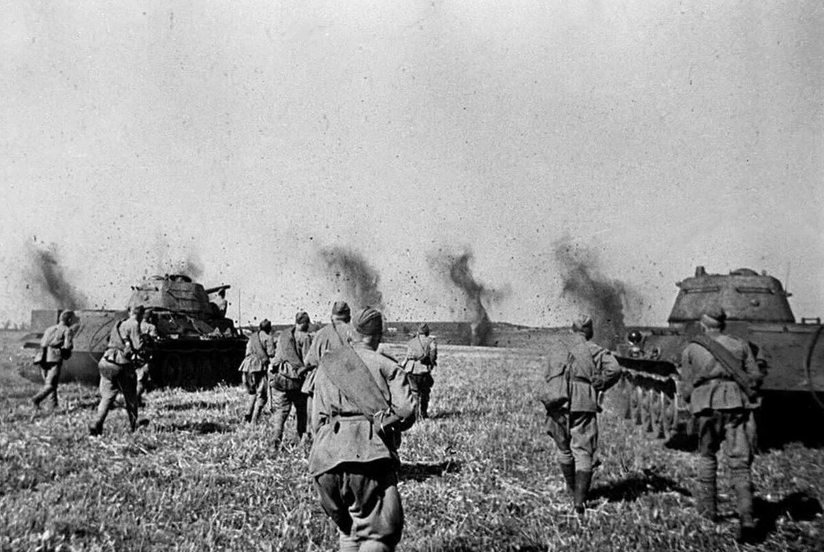 Атака советской пехоты и танков Т-34 на Курской дуге