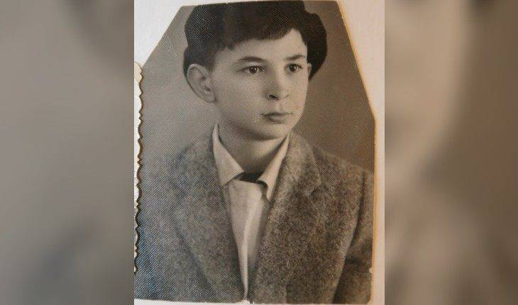 Он появился на свет 10 июля 1947 года в семье кишинёвских евреев. Отец Лейб Нафтулович Клявер изготавливал конскую упряжь, мать Хая Борисовна занималась домашним хозяйством.