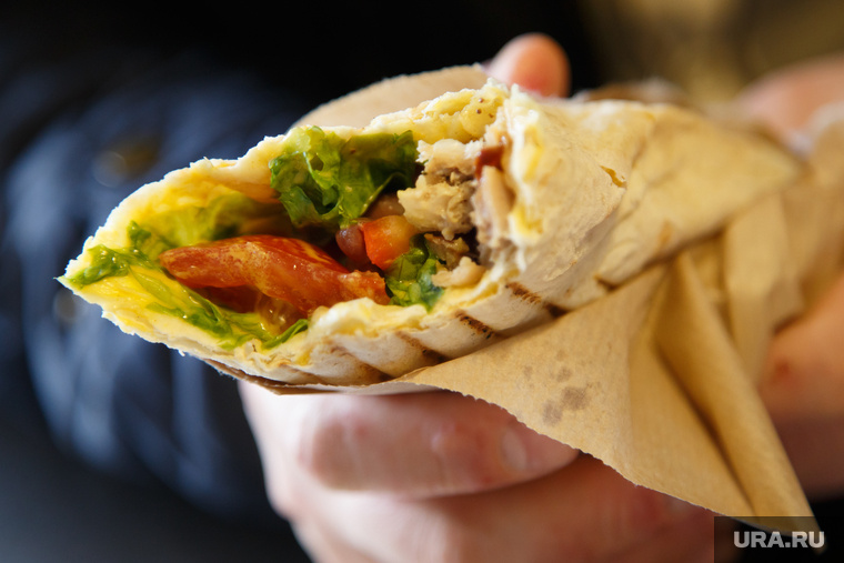    Признаки кишечной инфекции появились у посетителей спустя сутки после перекуса шаурмой