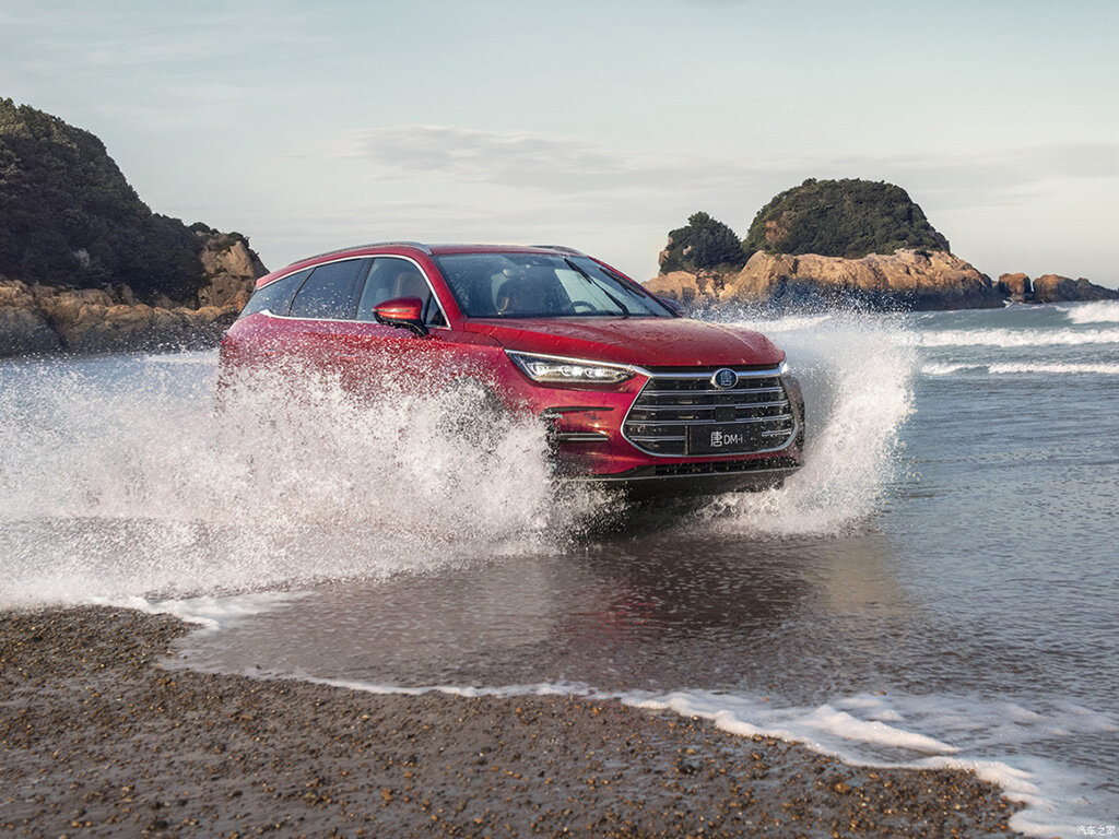 На электротяге этот автомобиль способен проехать 80 км, а вот с использованием бензина – больше 1 000 км. 