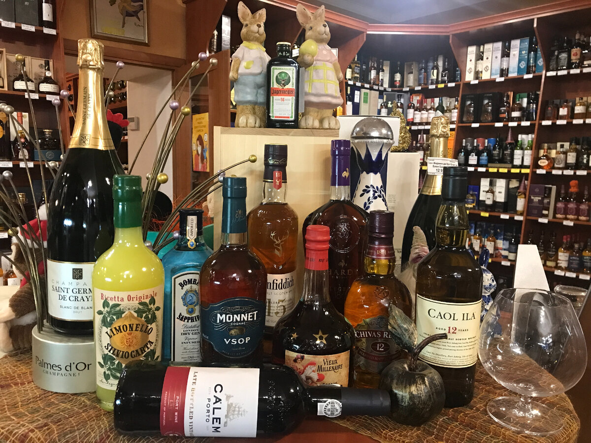 Различные напитки в винотеке БонВи.