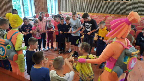    Волонтеры развлекали ребят веселыми состязаниями