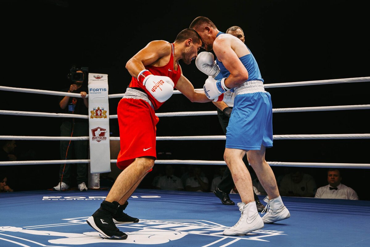 Победитель чемпионата Урала Ильяс Додаржонов (красный угол)