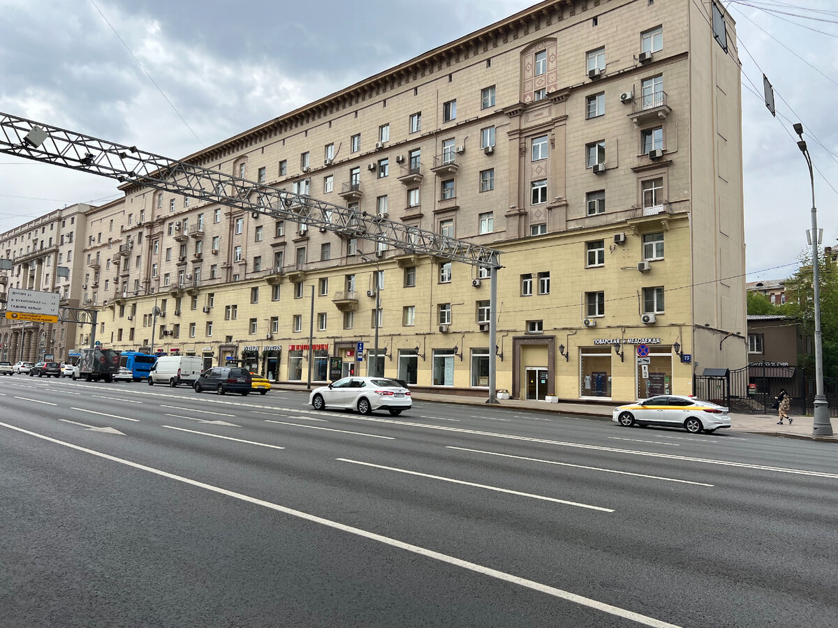 Дом №73 на проспекте Мира, 2023. Фото моё. Кстати, бледно-жёлтый цвет в нижней части появился только после 2020 года. До этого фасад там был красноватый, как и полуколонны. Смотрелось лучше.