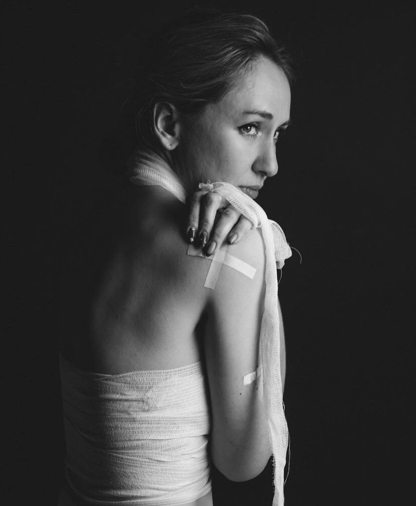 ТЕЛО ГОВОРИТ 🦋
⠀
-оно мне говорило, а я его не слышала …
⠀
ТЫ НЕ ТАМ, ТАМ ГАВНО И ЖОПА, ТЕБЕ НЕ ТУДА…
⠀
Кричит тело, но мы не слышим
Как оно кричит?
⠀
БОЛЕЕТ, медленно, сильно, больно, все сильнее
⠀
-Алёна, я буду обматывать бинты и клеить пластырь, скажи где
-ВЕЗДЕ…
⠀
ее тело как поле после боя, не на жизнь, а на смерть
⠀
-это сейчас я знаю, что это психосоматика, а раньше не понимала
⠀
Говорила она, а я бинтовала
⠀
МОЙ ПЕРВЫЙ ТРЕШАК на съёмке, снять всю боль в одном кадре, не могу сказать как вышло
⠀
Но хотели передать всю боль женского тела и когда болит и вырезают самое наше дорогое …
⠀
несмотря на все это мы очень много смеялись, Алёна улыбалась, говорила смешные истории
⠀
Знаете это те истории, когда она говорит про болячки, и всю боль, а потом рассказала, что в подъезде ей сделали предложение ( бывший ) и я такая НЕ НУ ЭТО ПИЗ***Ц ПРОСТО 🤣🤣🤣
⠀
ОСТАВАТЬСЯ ЖЕНЩИНОЙ НЕСМОТРЯ НИ НА ЧТО 🤦🏾‍♀️
⠀
как я ее встретила?
Это пря самая давняя и преданная подписчица, каждый день, сука каждый день она лайкает мои Сторис, и год стабильно, потом я встретила ее на проекте к 23 Февраля и точно знала, что она будет в моем проекте 🙈
⠀
Моя душа как радар, чует где свет и мотыльки мои 🤣
⠀
Столько в тебе души, света, любви, улыбки, смеха❤️
⠀
-Алёна, что ты хочешь себе сказать?
 ⁃ Я ХОЧУ ЖИТЬ! И Я НАЧАЛА
⠀
ЖИВИ МОЯ девочка @alenary_lo лети
⠀
Самое важное и тёплое осталось за кадром
Моя миссия выполнена 🙏🏼
⠀
#мотылек1
7 история