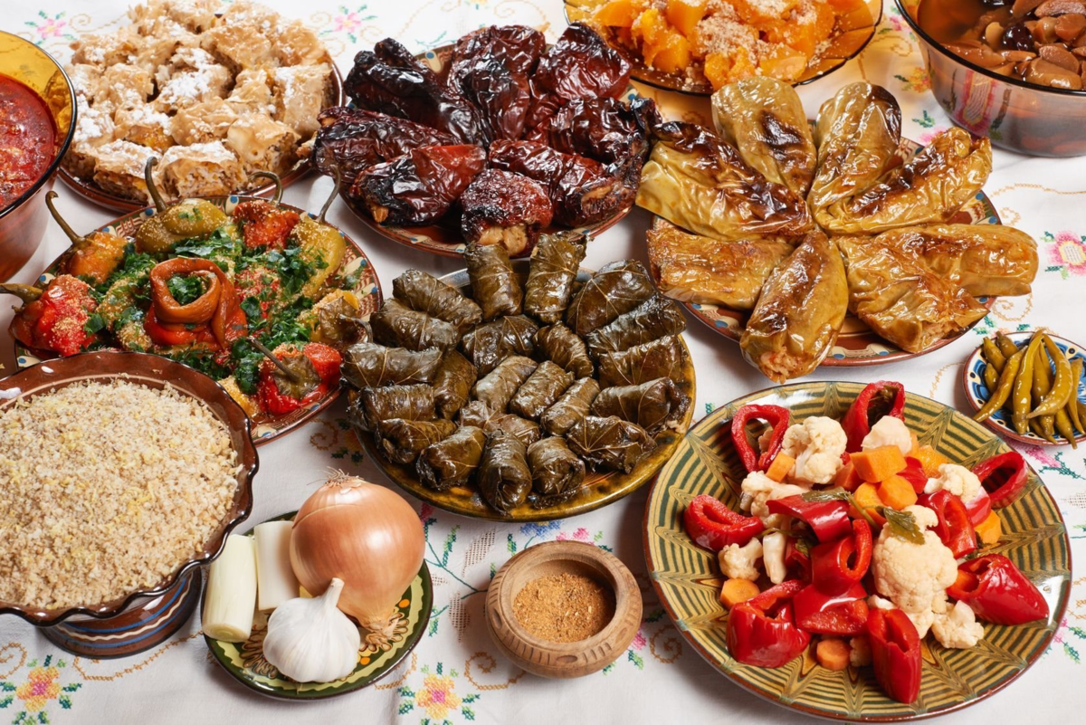 Блюда на столе. Стол с едой. Стол с армянскими блюдами. Национальная кухня. Какие блюда едят в пост