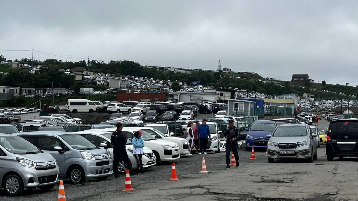     Резкое, но не сказать, что неожиданное падение российской валюты обязательно приведёт к подорожанию всего импортного. Под удар в очередной раз могут попасть айфоны, косметика и любимые приморцами японские авто. Узнали, можно ли ещё купить коня «по дешёвке» на известной владивостокской «Зелёнке».