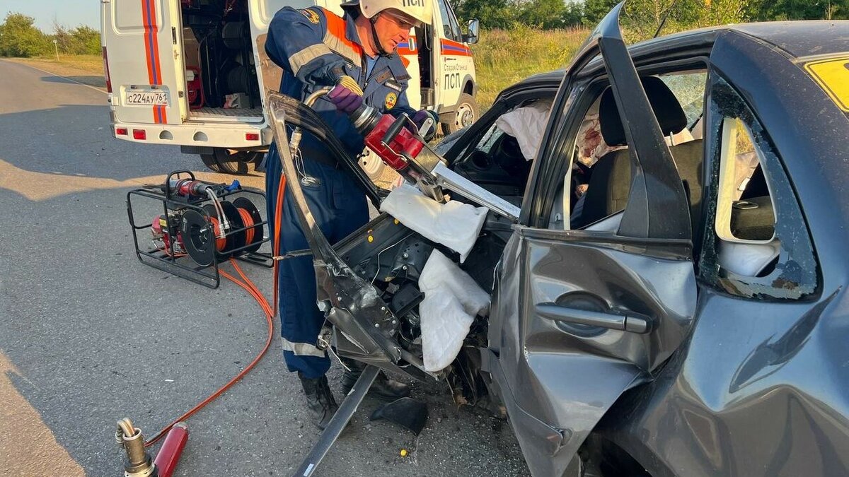     ДТП с участием грузовика и двух иномарок произошло на трассе в Ростовской области, сообщили в Госавтоинспекции.