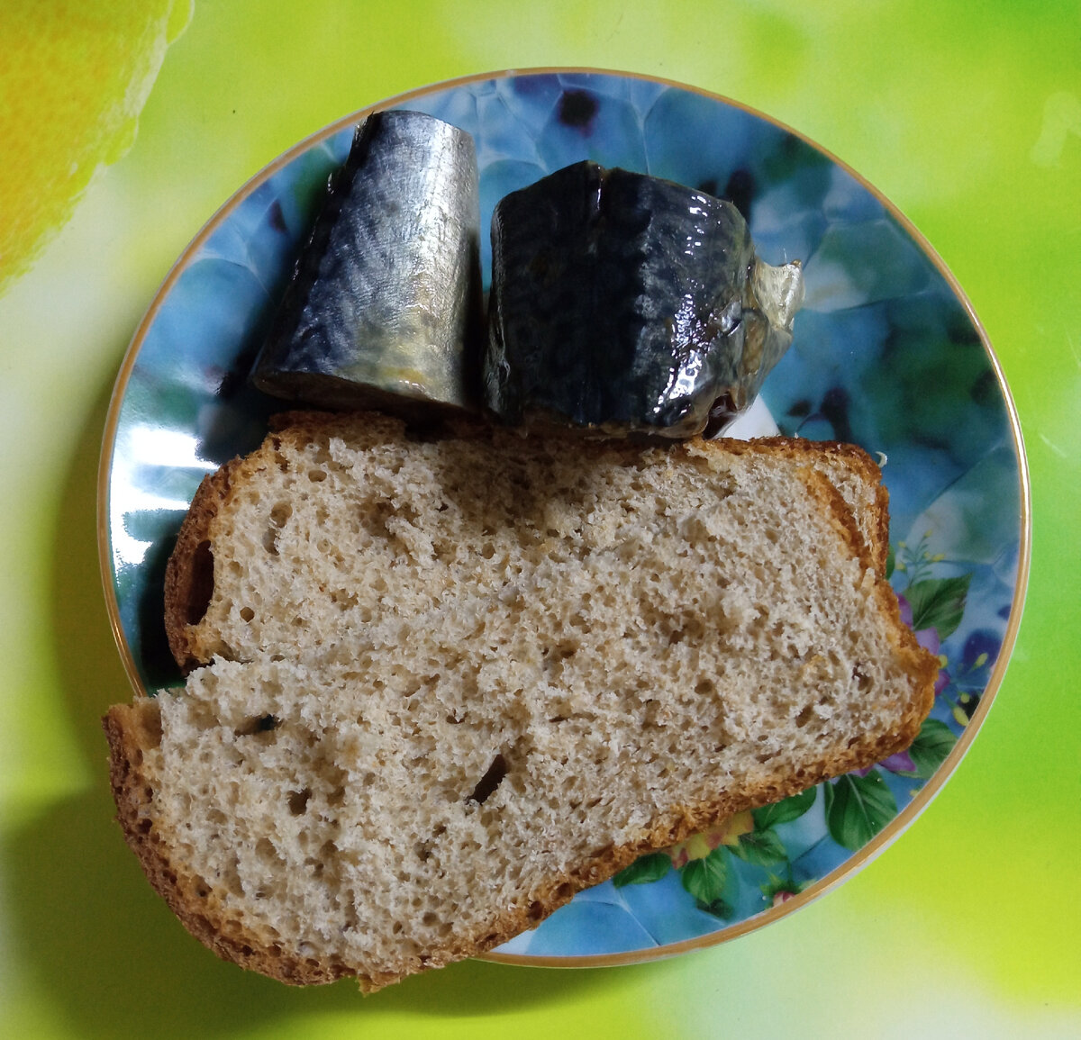 Перекус   скумбрия   маринованная-50гр., хлеб   ржаной-35гр. К-128,75       Б-8,71         Ж-4,57        У-13,82.