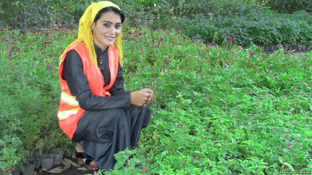 И вот благодаря проекту "Атлас красоты" девушка проснулась знаменитой, телевизионщики стали брать интервью, а прохожие узнавать на улице