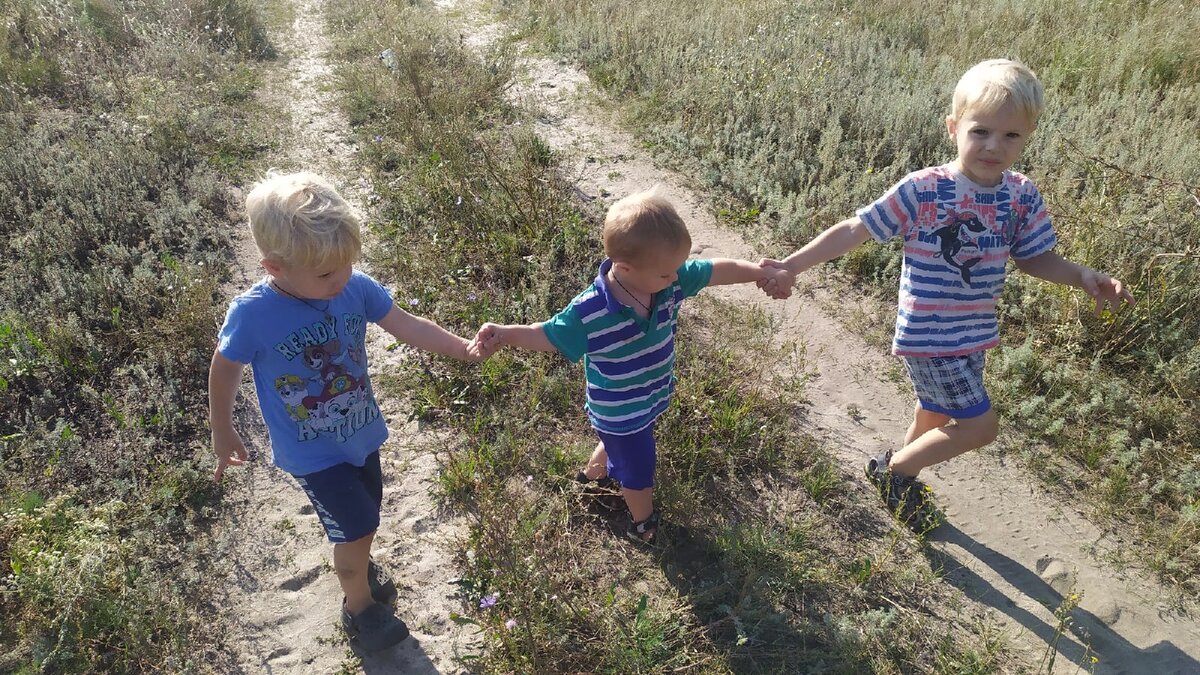 Братцы🥰  Вместе весело шагать