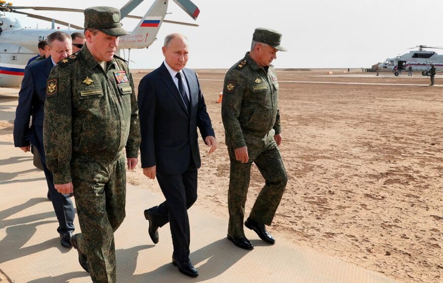    Песков: Путин проводит закрытое совещание с Шойгу и другими представителями Минобороны